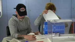 Colas para votar en la primeras horas de las elecciones en Cataluña