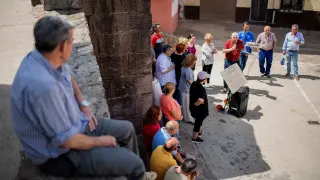 Concentracion de vecinos de Paracuellos de la Ribera junto a la fuente en la plaza del pueblo, este domingo.