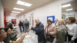 Elecciones en Cataluña 2024: ciudadanos depositan sus votos a primera hora en el Centro Cívico Villa Florida de Barcelona