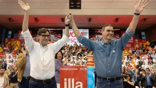 El candidato del PSC Salvador Illa (i) y el presidente del Gobierno Pedro Sánchez (d), durante un mitin del PSC, en Pavelló Vall dHebron, a 10 de mayo de 2024, en Barcelona, Catalunya (España). Este acto es el último del PSC en la campaña electoral para los comicios catalanes del próximo 12 de mayo...10 MAYO 2024;ELECCIONES;CAMPAÑA ELECTORAL;COMICIOS;12M;MITIN;CATALUÑA;ACTO ELECTORAL;ÚLTIMO MITIN..David Zorrakino / Europa Press..10/05/2024 [[[EP]]]