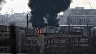 Ucrania.- El impacto de un dron provoca un incendio en una refinería de petróleo en la ciudad rusa de Volgogrado