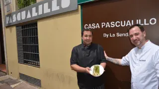 David Baldrich y Kino Camín en el exterior del restaurante Pascualillo by La Senda