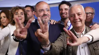 El candidato del PP a la presidencia de la Generalitat, Alejandro Fernández (c), entre otros asistentes, durante la valoración de los resultados electorales catalanes ESPAÑA ELECCIONES CATALUÑA