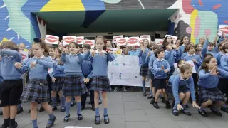 El coro del colegio Montessori de Zaragoza ha cantado a las puertas del Servet con motivo del Día del Niño Hospitalizado