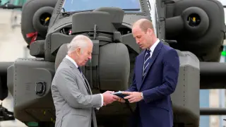 El rey Carlos III entrega oficialmente el cargo de coronel jefe del cuerpo aéreo del Ejército al príncipe Guillermo frente a un helicóptero en el Centro de Aviación del Ejército en Middle Wallop, Reino Unido