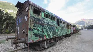 Foto de archivo de un antiguo tren lleno de grafitis en la estación de Canfranc.