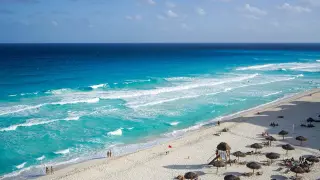 Imagen de archivo de una playa en Cancún