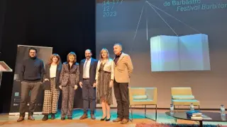 El alcalde y la concejal de Cultura con los presidentes del jurado y coordinadora de los premios en 2023.