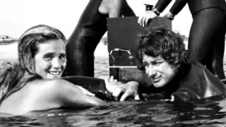 Susan Backlinie y Steven Spielberg en el rodaje de 'Tiburón'.