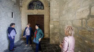 Vecinos de la localidad de Belorado en Burgos esperan el comienzo de una misa, que finalmente no se ha celebrado, en el monasterio de las Clarisas de Belorado