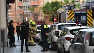 Bomberos, agentes de la Policía Nacional y de la Policía Local y sanitarios han acudido al incendio de la calle Rafael Gil de Huesca.