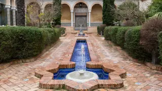Este castillo-palacio está considerado la 'Alhambra valenciana' y se encuentra en un bonito pueblo cerca de Aragón