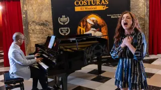 Alba Cuartero canta en el hall del Teatro Principal este martes 14 de mayo.