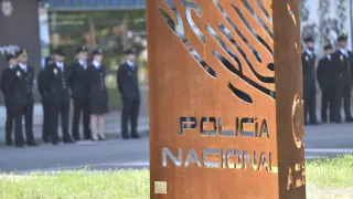 El Ayuntamiento de Huesca y la Diputación Provincial han sufragado el coste de esta escultura en acero, obra de César Pueyo Tresaco, que conmemora el bicentenario de la Policía Nacional.