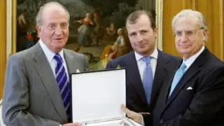 A la derecha, Jorge de Esteban recibe el premio FIES de Periodismo de la mano del rey Juan Carlos en 2010 y del entonces presidente de la fundación, Rafael Guardans Cambó