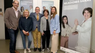 La campaña se ha presentado este martes en el Colegio de Médicos de Zaragoza. En la foto, Jorge Isla, Belén Lomba, Javier García Tirado, Ana Gastón y Beatriz Díaz