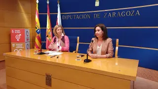 La vicepresidenta de la Diputación de Zaragoza, Teresa Ladrero (dch.), y a la diputada delegada de Igualdad, Manuela Berges.