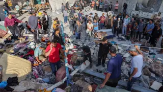 Palestinos buscan entre los escombros tras un ataque aéreo israelí a una vivienda en Nuseirat.