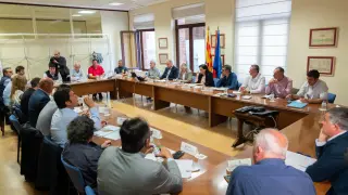 El consejero de Agricultura, Ganadería y Alimentación del Gobierno de Aragón, Ángel Samper, y las organizaciones profesionales agrarias se han reunido en la Mesa de la Sequía..