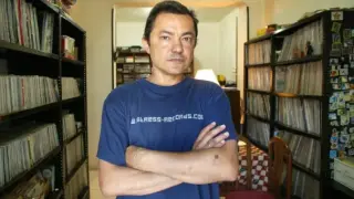 Julián Torres, 'Cachi', en 2002, en su casa habitada por miles de discos.