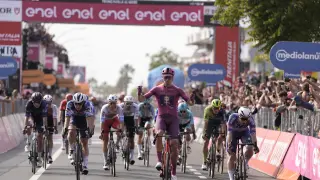 Jonathan Milan (Team Lidl - Treck), ganador de la etapa 11 del Giro de Italia, desde Foiano di Val Fortore hasta Francavilla al Mare