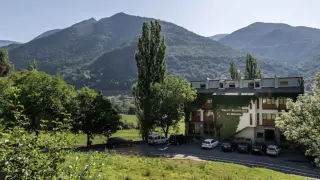 Este hotel de un pequeño pueblo de Huesca con tan solo 82 habitantes es un mirador de los Pirineos