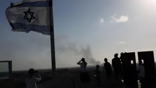 Ciudadanos de Sderot, en el sur de Israel, observan cómo se eleva el humo tras un ataque del ejército israelí en Jabalia, en el norte de la Franja de Gaza