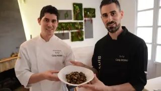 Javier y Luis Carcas, con la receta de caracoles a la antigua.