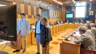 Los portavoces de Vox (José Luis Rubió), PP (Ricardo Oliván) y PSOE (Silvia Salazar) observan el sorteo, a través de la plataforma del INE