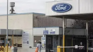 Un trabajador accede a la entrada de la factoría de Ford España, en Almussafes, en una imagan de archivo