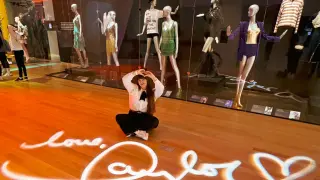 Yol Palacio, zaragozana fan de Taylor Swift, en una exposición sobre la artista en Nueva York.