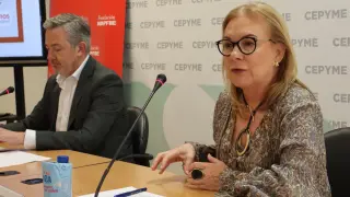 María Jesús Lorente, presidenta de Cepyme Aragón, y Francisco Ortiz, representante d ela Fundación Mapfre en Argón, han presentado este jueves la convocatoria de ayudas 'Accedemos'.