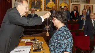 El presidente de la Real Academia de Medicina, Luis Miguel Tobajas,  impone a Brigitte Gicguel la insignia de Académica de Honor de la institución