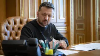 El presidente de Ucrania, Volodímir Zelenski, en su oficina durante una reunión con altos mandos militares para discutir la situación en Járkov.