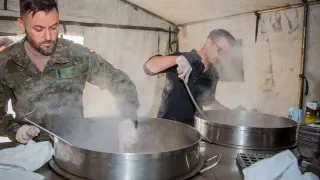 Jornadas de cocina de campaña con militares en Calatayud.