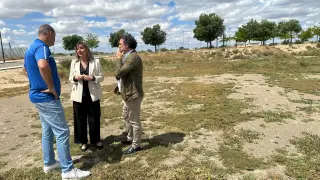 La portavoz de PSOE, Lola Ranera, y el concejal Paco Galán han visitado este jueves las instalaciones de petanca del Actur.