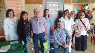 Miembros de la Asociación aragonesa de enfermos y trasplantados del corazón, junto a profesionales sanitarios, en la entrada al Servet.