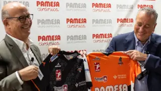 El presidente del Pamesa Teruel, Carlos Ranera, con el propietario de la empresa de cerámica Pamesa, Fernando Roig, cuando anunciaron el inicio de la colaboración entre las dos entidades en 2022.