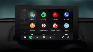 Pantalla de un coche con Android Auto mostrando aplicaciones como Google Maps, Spotify, y YouTube Music.