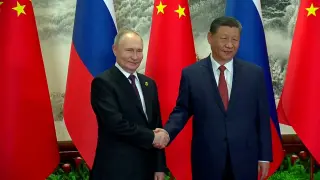 Vladimir Putin junto al presidente chino Xi Jinping en la celebración de una reunión privada en Pekín.