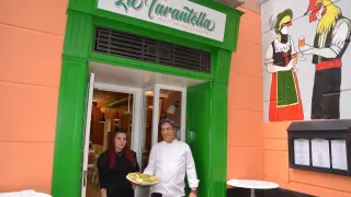 Ana María Alexe y Taoufik Akhrib, en la puerta de La Tarantella.