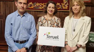 De izquierda a derecha, Eduardo Suárez, Emma Buj y Mamen Puerto, con la nueva imagen turística.