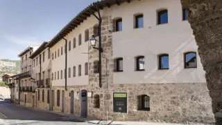 El hotel La Fábrica de Solfa está ubicado junto al cauce del río Matarraña.