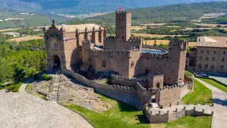 Este castillo fue la cuna del patrón de Navarra y se encuentra muy cerca de Aragón
