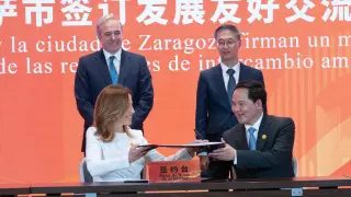 La alcaldesa de Zaragoza, Natalia Chueca, y el representante de la ciudad china de Shaoxing, Wen Nuan, firman un acuerdo de colaboración con la presencia del presidente de Aragón, Jorge Azcón, y del embajador chino en España, Yao Jing.