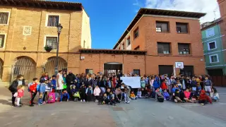 Unas doscientas personas se han concentrado a las puertas del colegio Pierres Vedel para reclamar el pago de los salarios a las limpiadoras.
