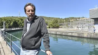 Eduardo Algora en el punto cero del canal del Cinca, en el embalse de El Grado, con la central hidroeléctrica detrás.