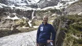 El geólogo Ánchel Belmonte, en el circo de Pineta aún nevado con las cascadas del Cinca al fondo.