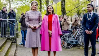 La reina Máxima de Holanda y la reina Letizia en Ámsterdam el 18 de abril de 2024. gsc1