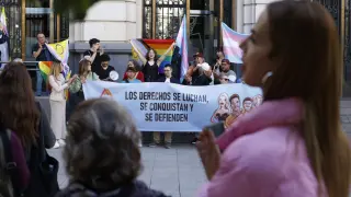 Concentración contra la LGTBIfobia en la plaza de España de Zaragoza.